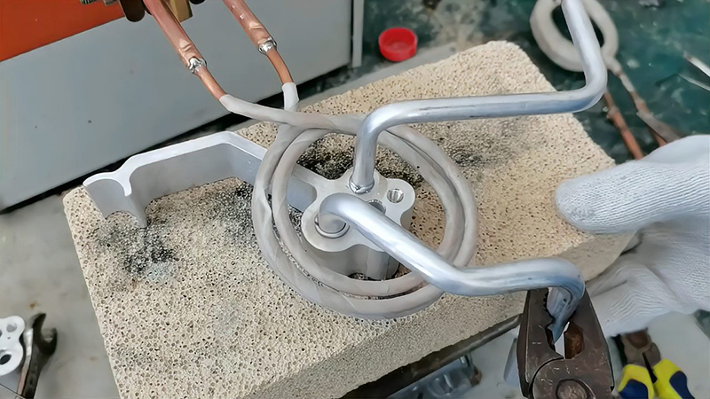 汽車(chē)空調(diào)雙壓板鋁管高頻焊接是一種高效、可靠的制造技術(shù)