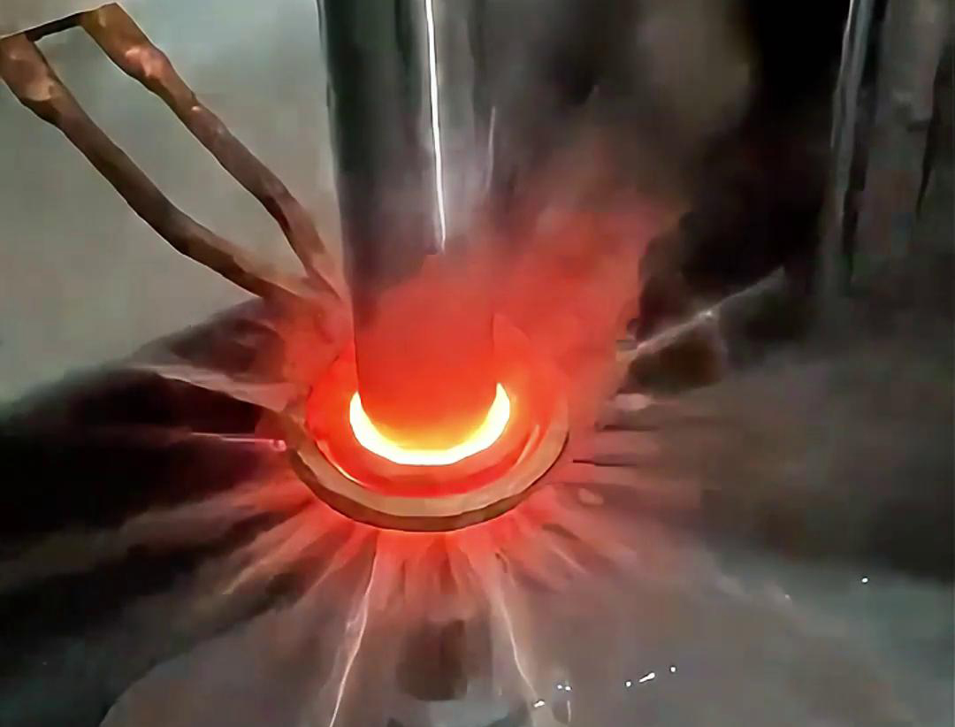 采用高頻熱處理淬火設(shè)備對導(dǎo)柱進行淬火處理，可以確保其性能達到最優(yōu)狀態(tài)