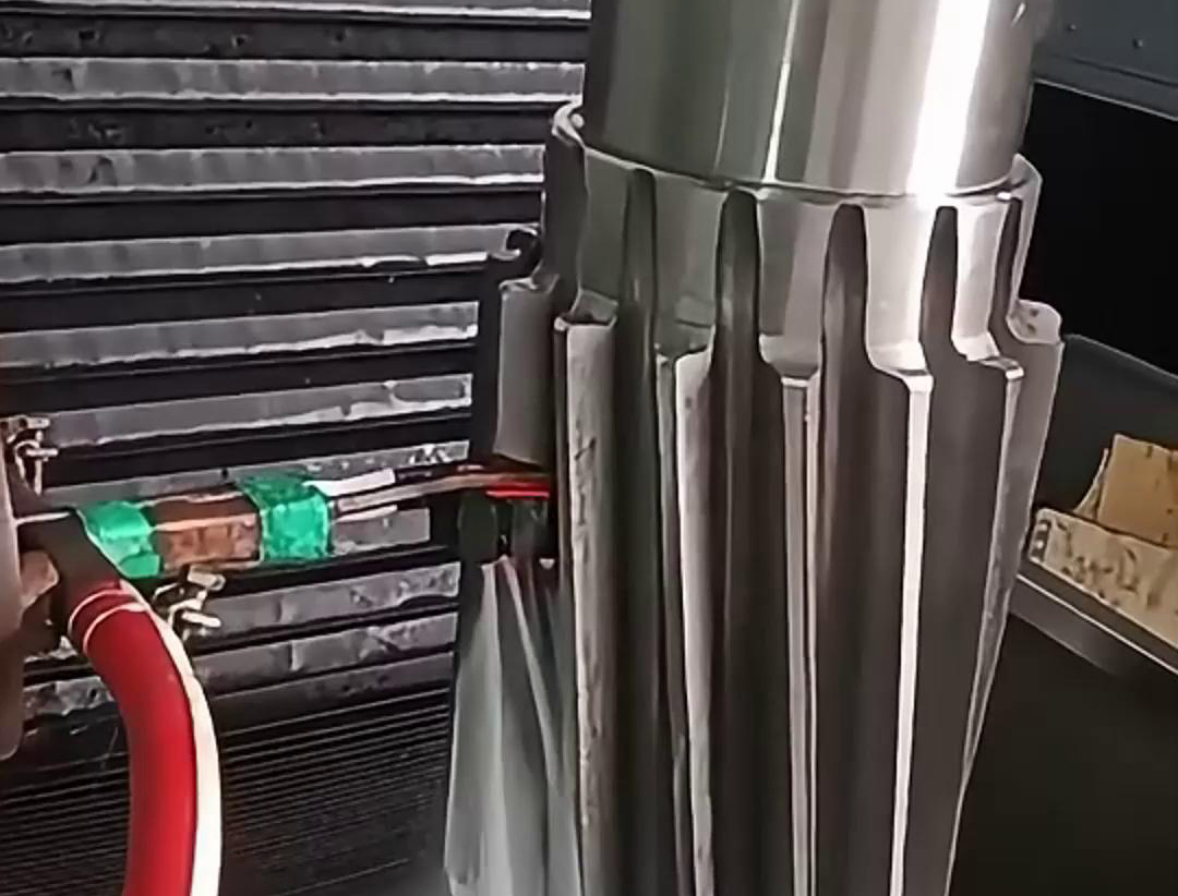 花鍵軸自動(dòng)化高頻淬火技術(shù)是一種高效、環(huán)保的金屬熱處理技術(shù)，具有廣泛的應(yīng)用前景