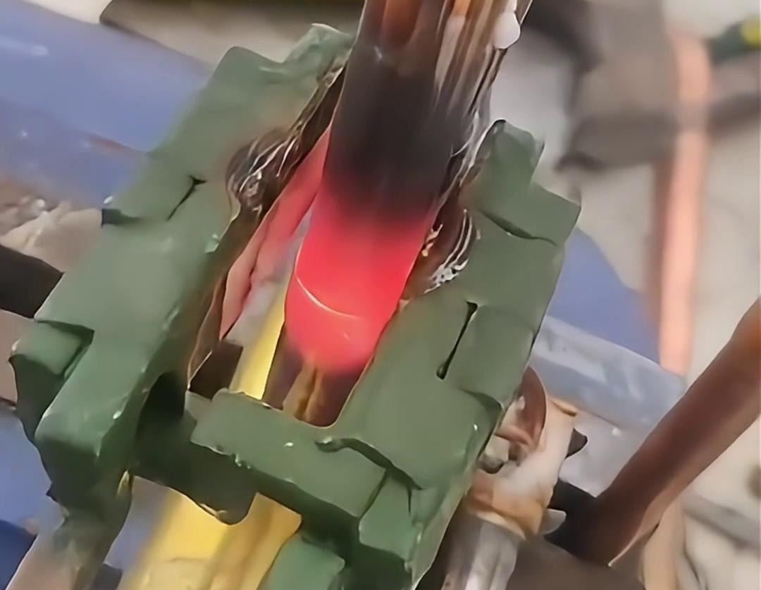 手持式高頻焊機，在制冷冰箱空調(diào)生產(chǎn)領(lǐng)域起到至關(guān)重要的作用，例如銅管焊接，鋁管焊接，四通閥焊接等