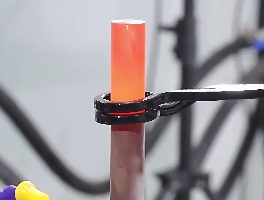 以12mm銅管和12mm不銹鋼棒為例，手持式高頻加熱機(jī)能夠迅速而均勻地加熱