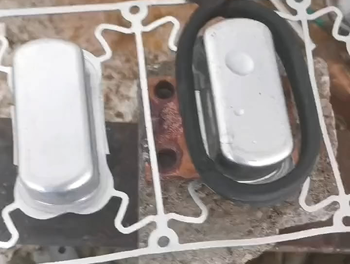 鋁件模具加熱，高頻機(jī)緩慢加熱至100度左右，保持模具不變形