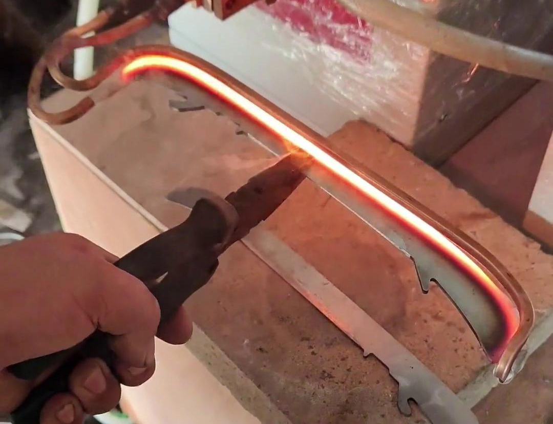 高頻淬火機用于各種鋼銼刀、磨刀棒、錘刀等刀具的熱處理