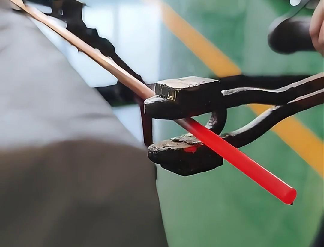 手持式高頻加熱機適用于感應(yīng)焊接釬焊，加熱淬火、回火和熱處理