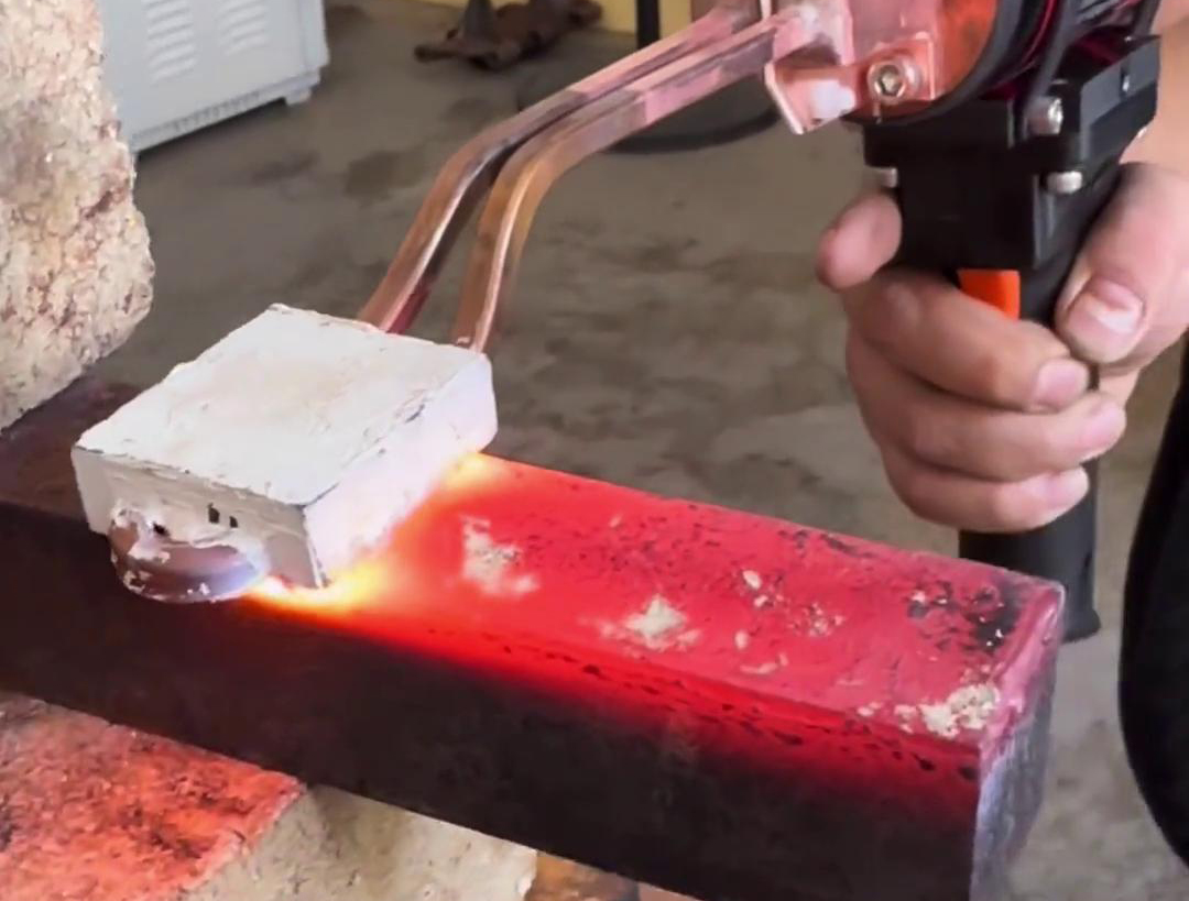 軟電纜手持式高頻加熱機(jī)一款操作簡便、加熱迅速且安全高效加熱設(shè)備