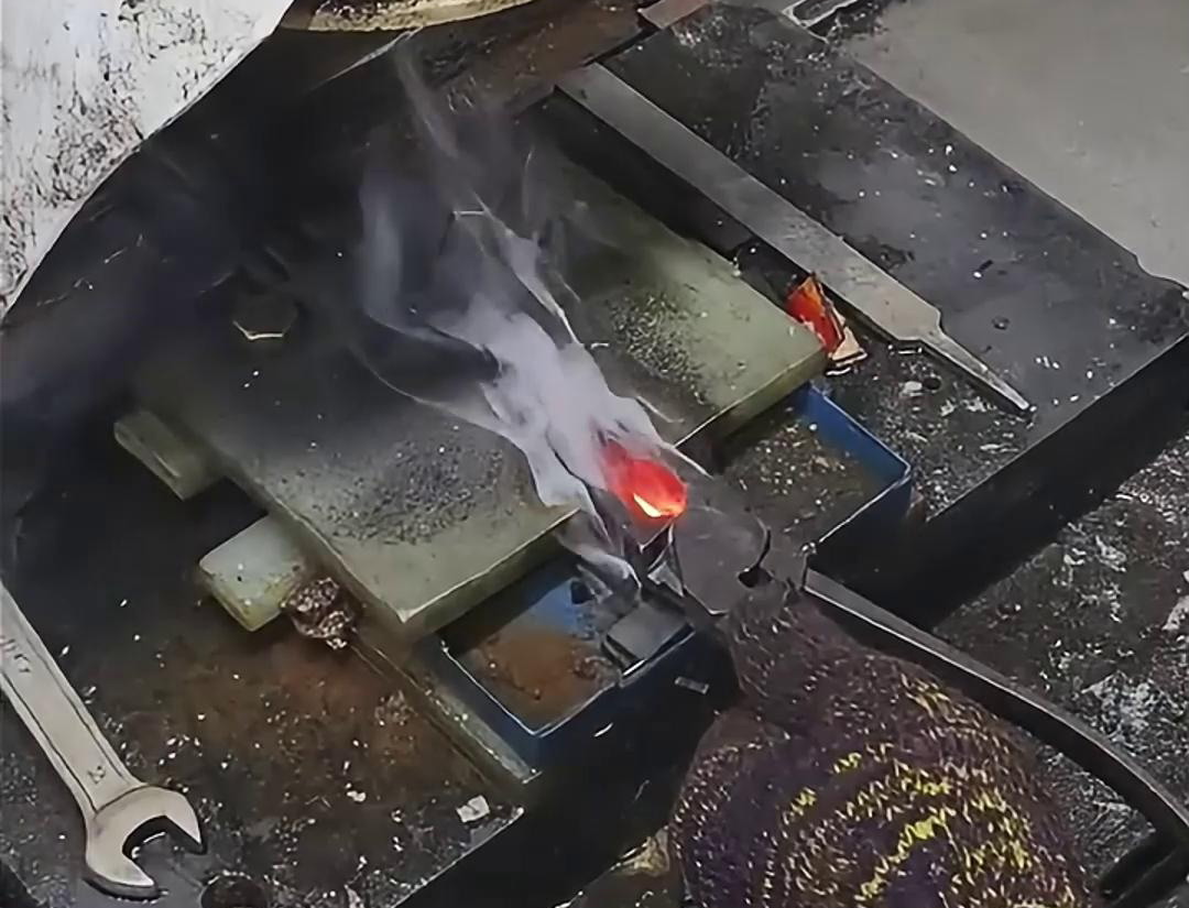 高頻淬火機(jī)在老虎鉗口淬火中的應(yīng)用，充分展現(xiàn)了其獨(dú)特優(yōu)勢