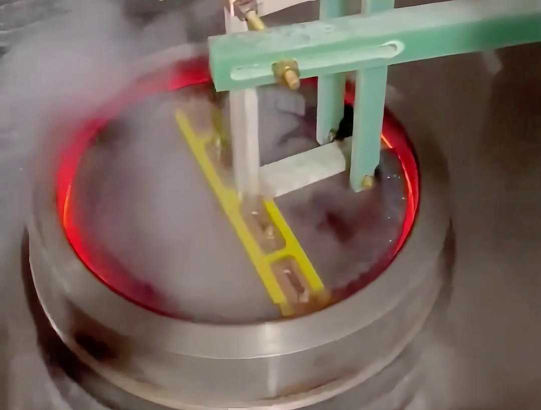 高頻淬火機床是進行金屬內(nèi)壁淬火、內(nèi)孔淬火等淬火處理的工具。