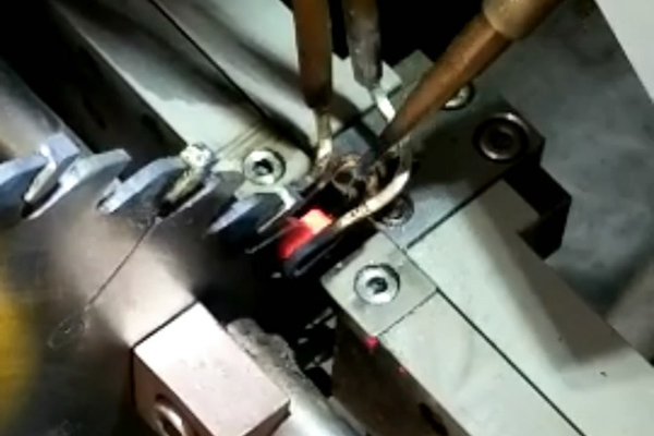 高頻焊接機(jī)在鋸齒修復(fù)、合金刀片焊接、熱裝熱拆等方面都有著廣泛的應(yīng)用