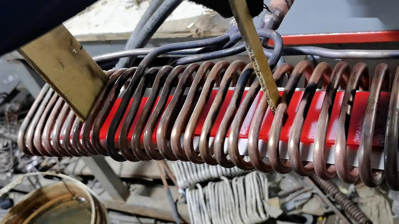 中頻鋼板加熱技術(shù)是一種高效、環(huán)保、精確的金屬加工方法