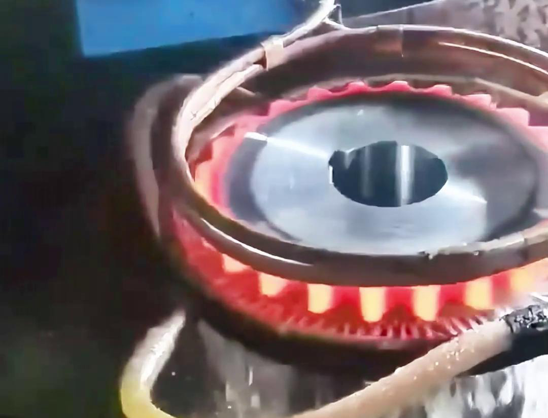 高頻齒輪淬火設(shè)備，可以顯著提高齒輪的機(jī)械性能和使用壽命