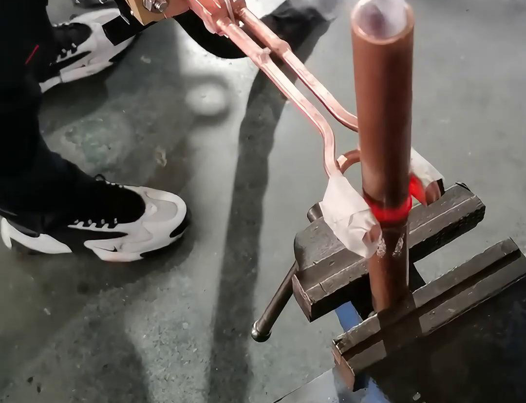 手持式高頻焊機的價格相對較高，但其高效、靈活、高質量的銅管焊接特點