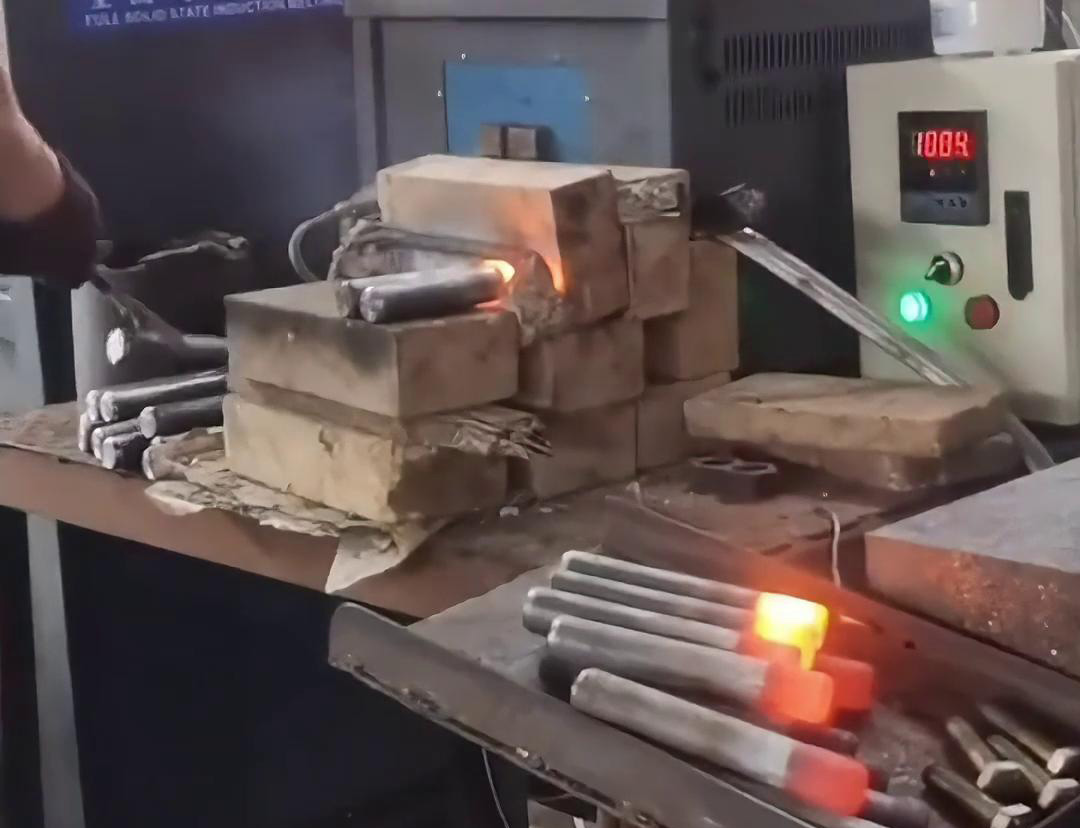 高頻鍛造加熱爐，其帶溫控的功能和紅外監(jiān)控技術(shù)提高了生產(chǎn)效率