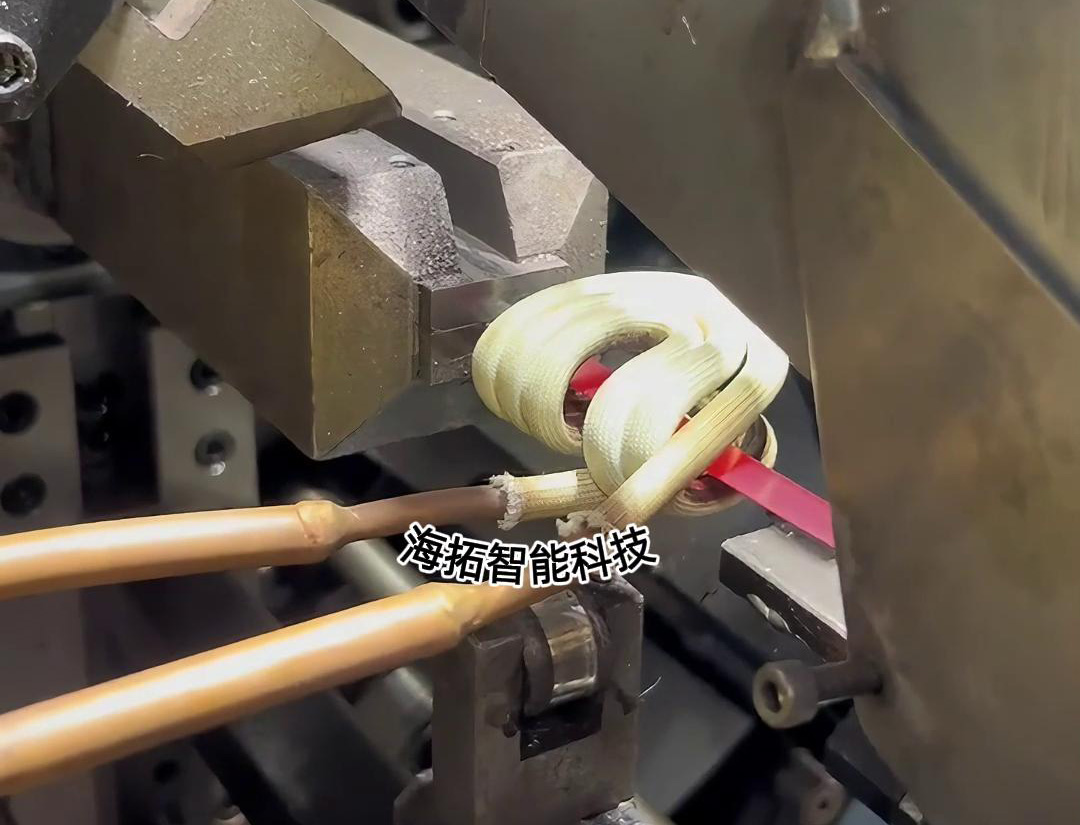 感應(yīng)加熱設(shè)備在彈簧生產(chǎn)制造中的應(yīng)用非常廣泛，特別是在鋼片的預(yù)熱和簡易退火熱處理方面