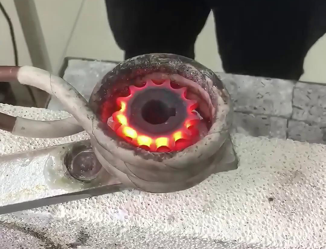 高頻齒輪淬火設(shè)備廣泛應(yīng)用于汽車、機(jī)械、航空航天等行業(yè)的齒輪制造和維修領(lǐng)域