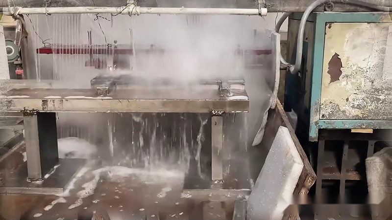 平面淬火熱處理是一種有效的金屬表面強(qiáng)化方法，能夠顯著提高工件表面的硬度、耐磨性和疲勞強(qiáng)度