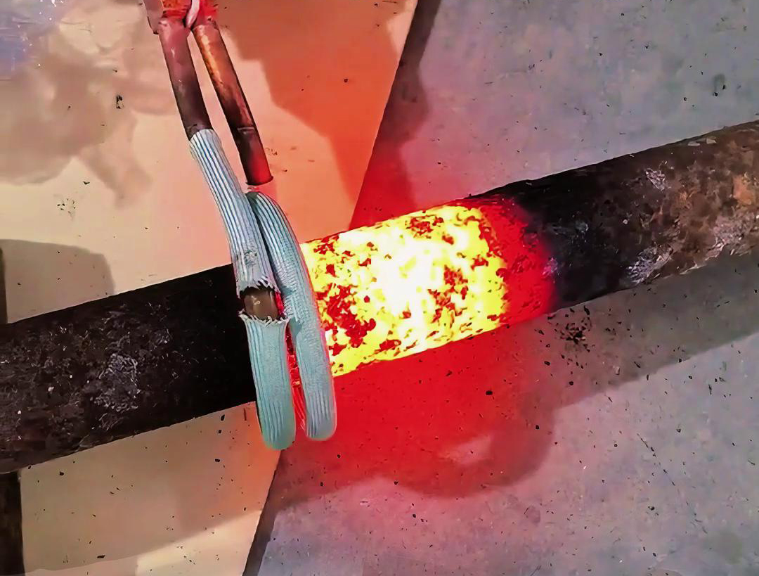 對于棒料的移動加熱，手持式高頻機(jī)和手持式感應(yīng)加熱設(shè)備同樣適用