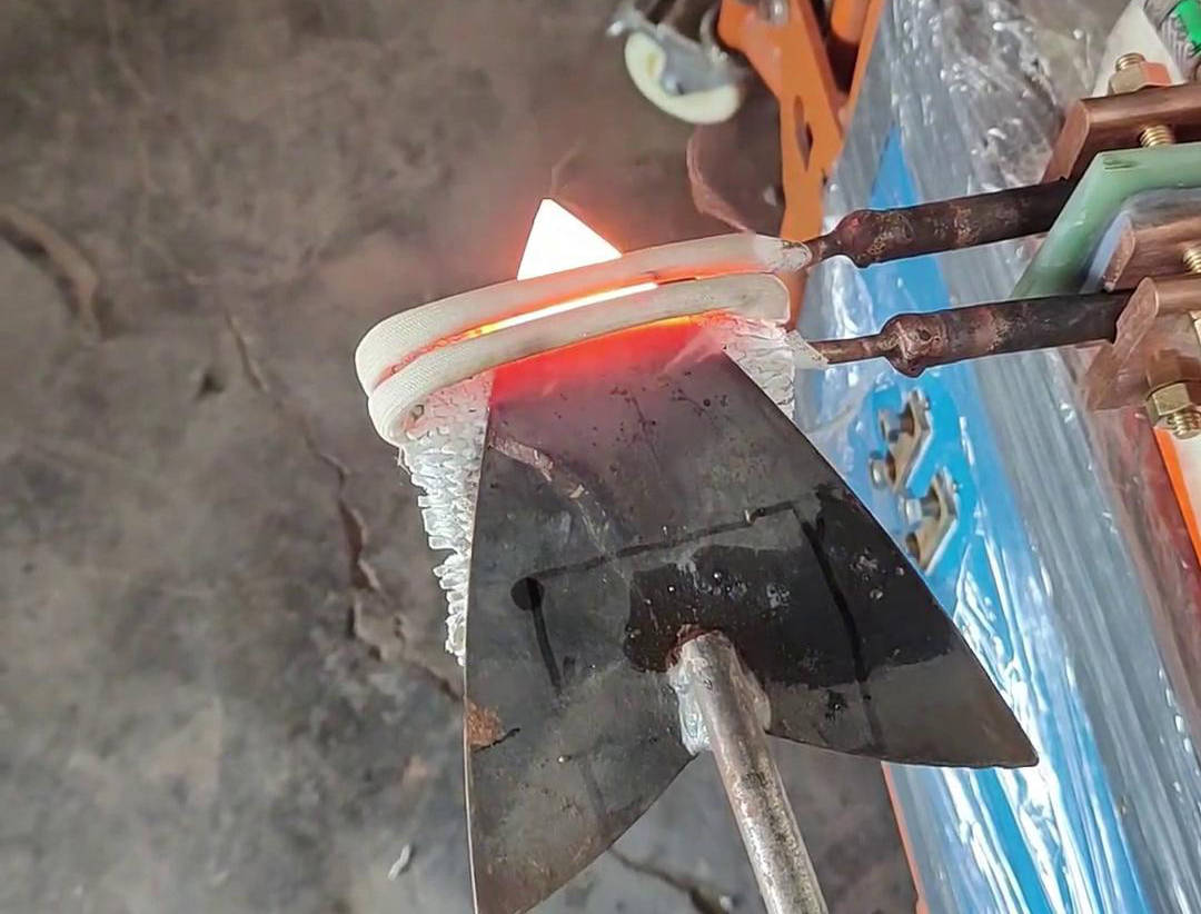 對(duì)于3mm厚的鋼鐵板加熱，選擇超高頻加熱機(jī)還是高頻加熱機(jī)，