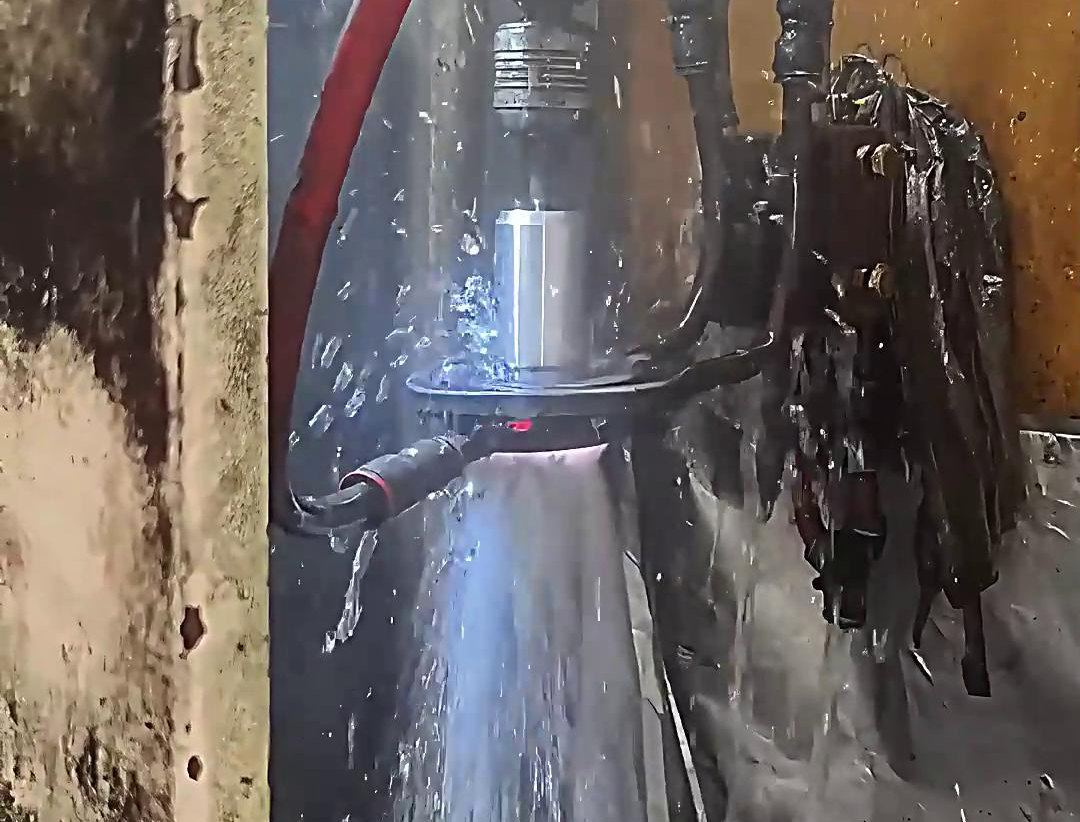 中頻淬火機(jī)床是一種高效、精確、可靠的軸淬火設(shè)備，適用于各類軸類工件的淬火熱處理