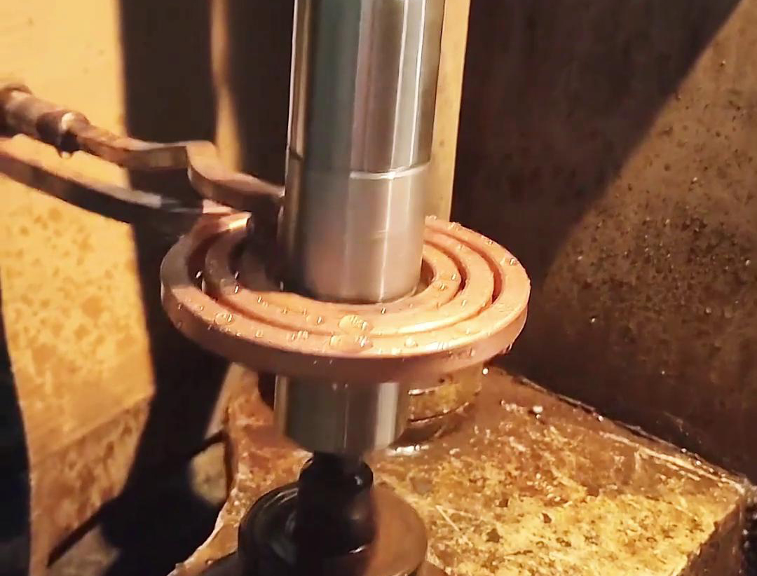 數(shù)控超音頻淬火機(jī)床是一種高效的熱處理設(shè)備，特別適用于各類(lèi)軸的淬火熱處理