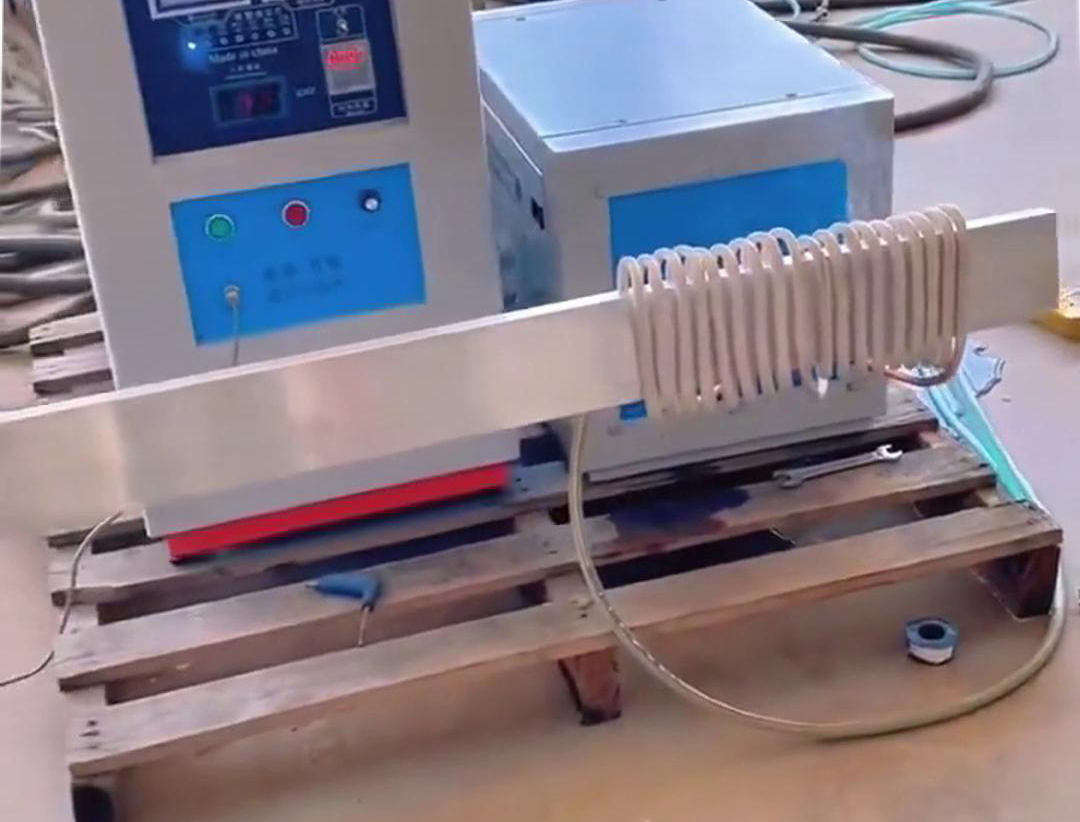 高頻加熱鋁板時(shí)，使用溫控儀來(lái)監(jiān)測(cè)溫度是一個(gè)至關(guān)重要的環(huán)節(jié)