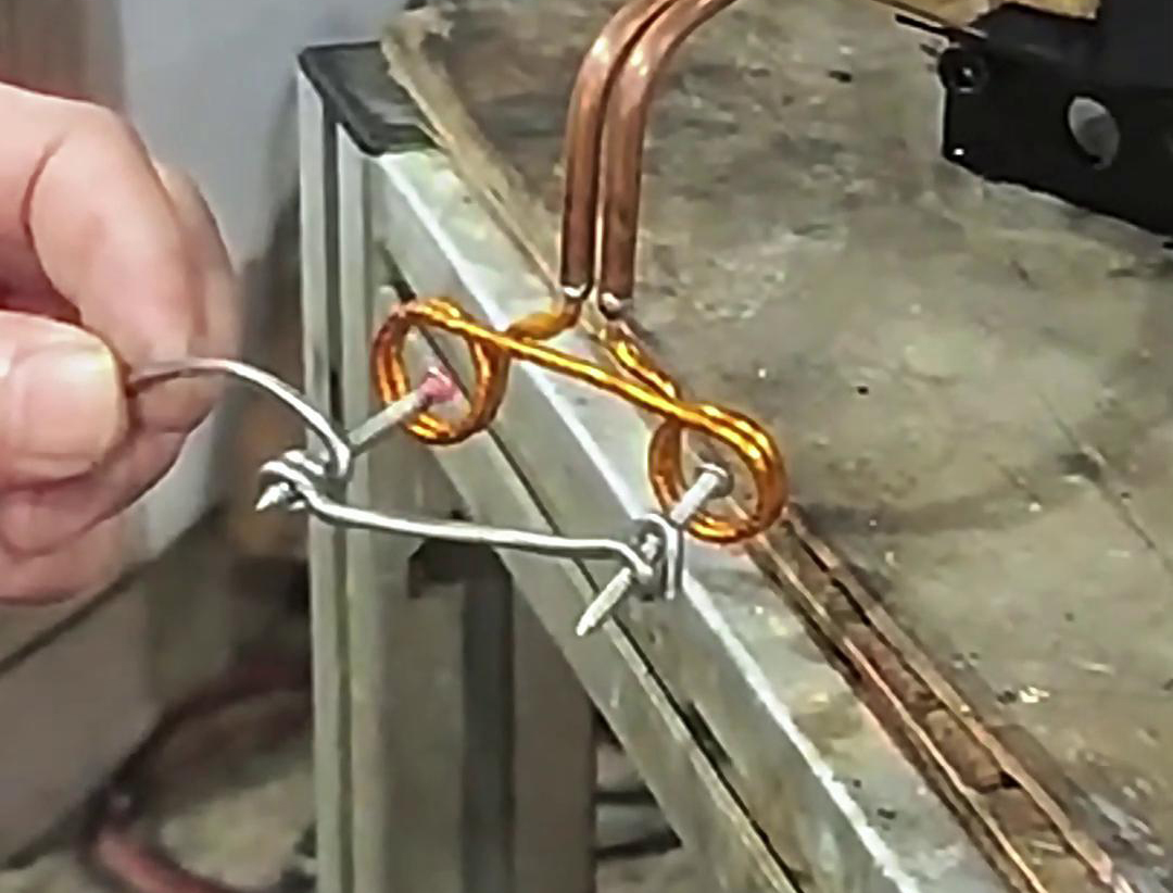 超高頻加熱機(jī)由于其快速加熱和高效率的特點(diǎn)，非常適合小型五金工件的加熱處理