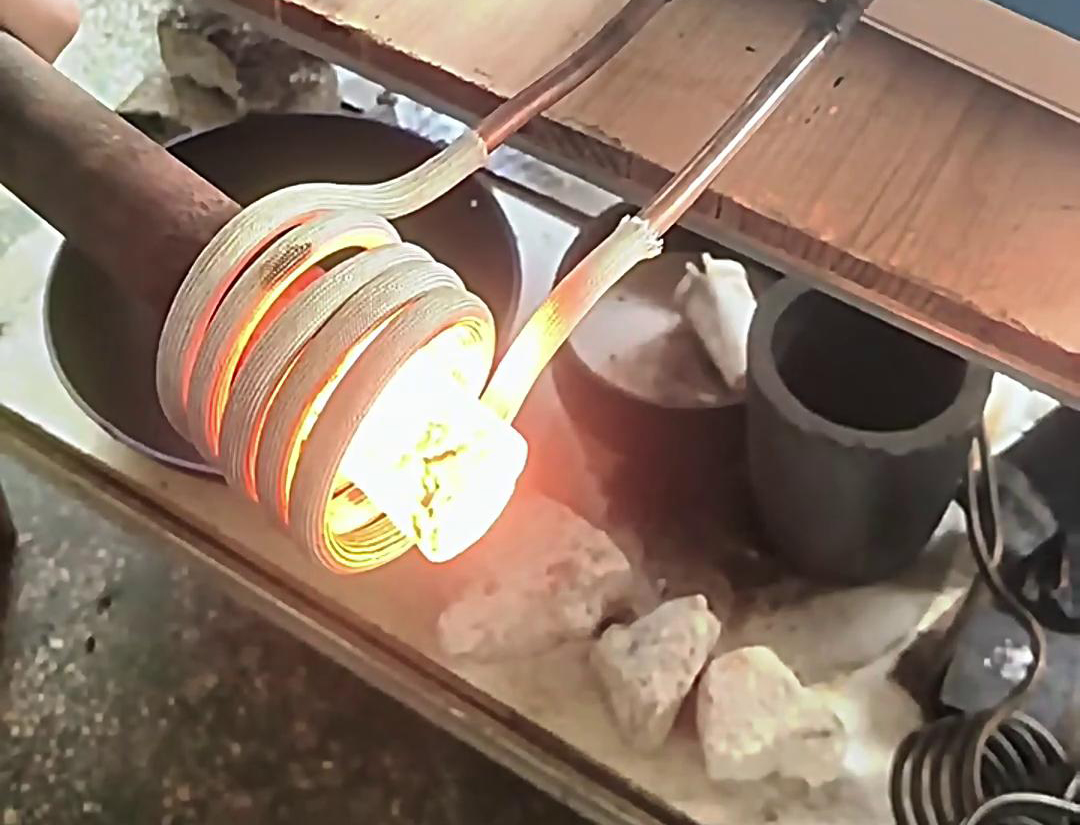 高頻機棒料加熱適用于需要快速加熱至特定溫度的應用場景，如熱處理、熱鍛、焊接等工藝。