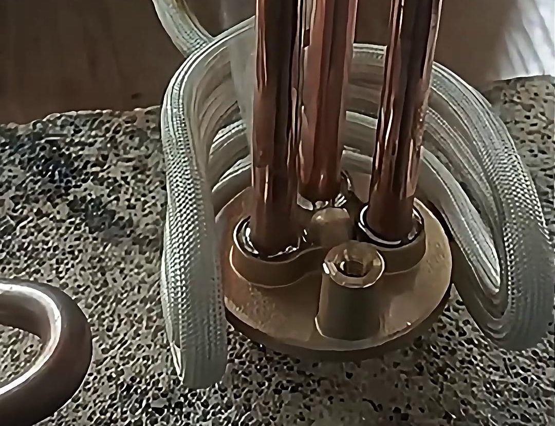 高頻釬焊技術在銅管分流器的焊接中得到了廣泛應用，適用于不同材質、尺寸和形狀的銅管分流器的焊接