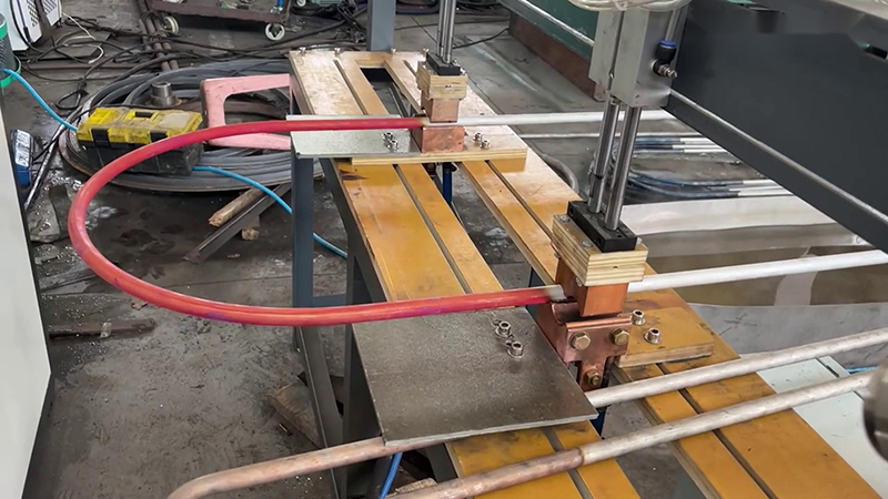 在不銹鋼管固溶熱處理工藝中，感應(yīng)加熱設(shè)備發(fā)揮著至關(guān)重要的作用