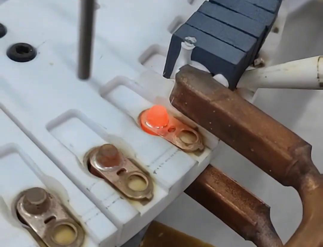 海拓全自動高頻焊接設(shè)備：電工電器配件生產(chǎn)銅端子焊接的革新力量