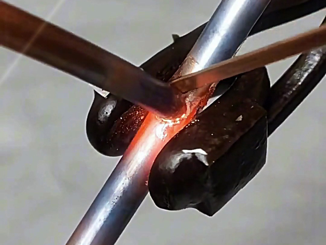 海拓手持高頻焊機(jī)：圓管方管三通焊接的全能解決方案