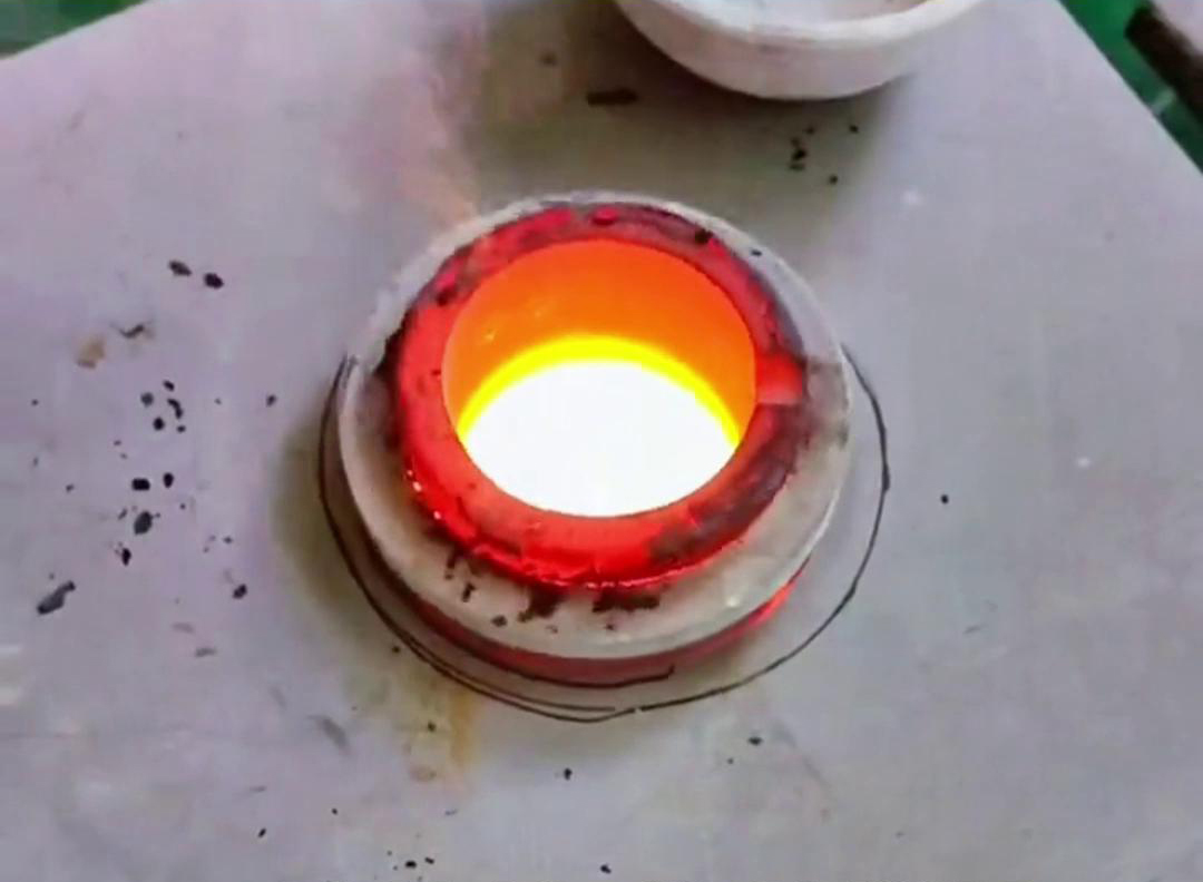 貴金屬熔煉爐是一種專門用于熔煉金、銀、鉑等貴金屬的設備