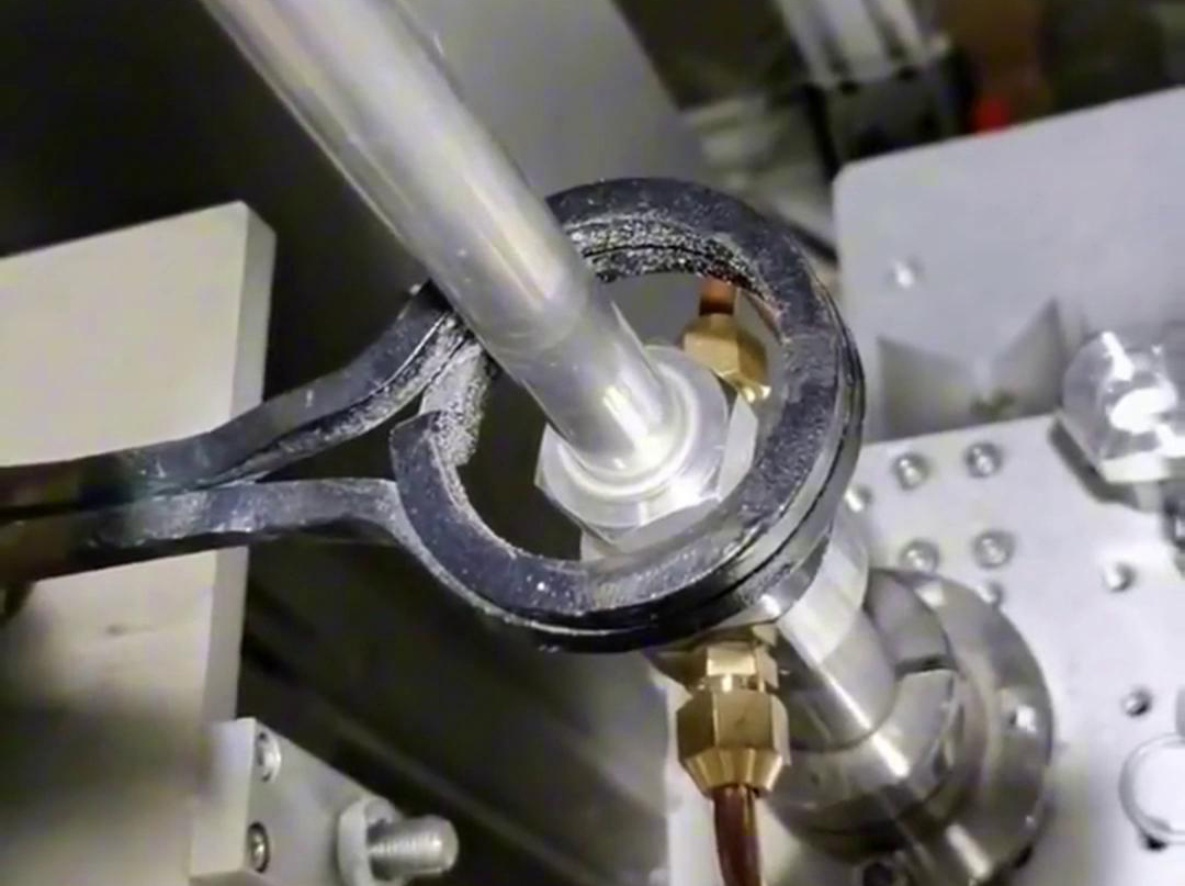 鋁管焊接，焊料是焊接成功的保證，它可以用高頻焊機來實現(xiàn)釬焊