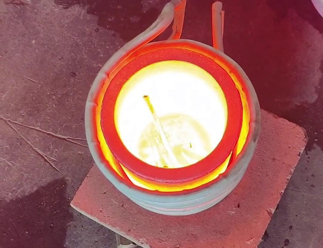 小型實驗熔煉爐，是實驗室或小規(guī)模生產環(huán)境中常用的設備