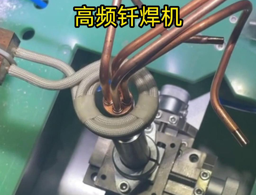 在雙工位自動感應(yīng)釬焊設(shè)備中，每個工位都配備了獨(dú)立的感應(yīng)加熱系統(tǒng)和釬焊工具，確保兩個工位可以同時進(jìn)行焊接作業(yè)