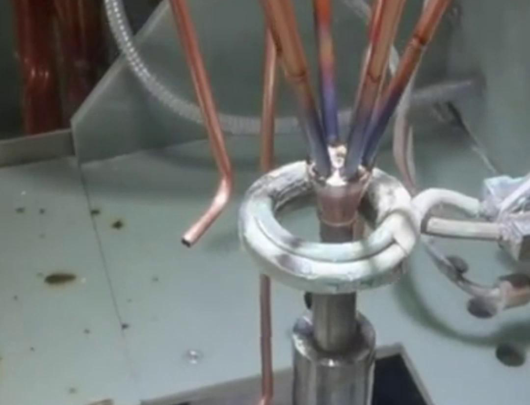 高頻焊機在焊接銅管時，需要特別關(guān)注焊接參數(shù)的選擇、焊接過程的控制以及焊接后的處理，以確保焊接質(zhì)量和銅管的性能