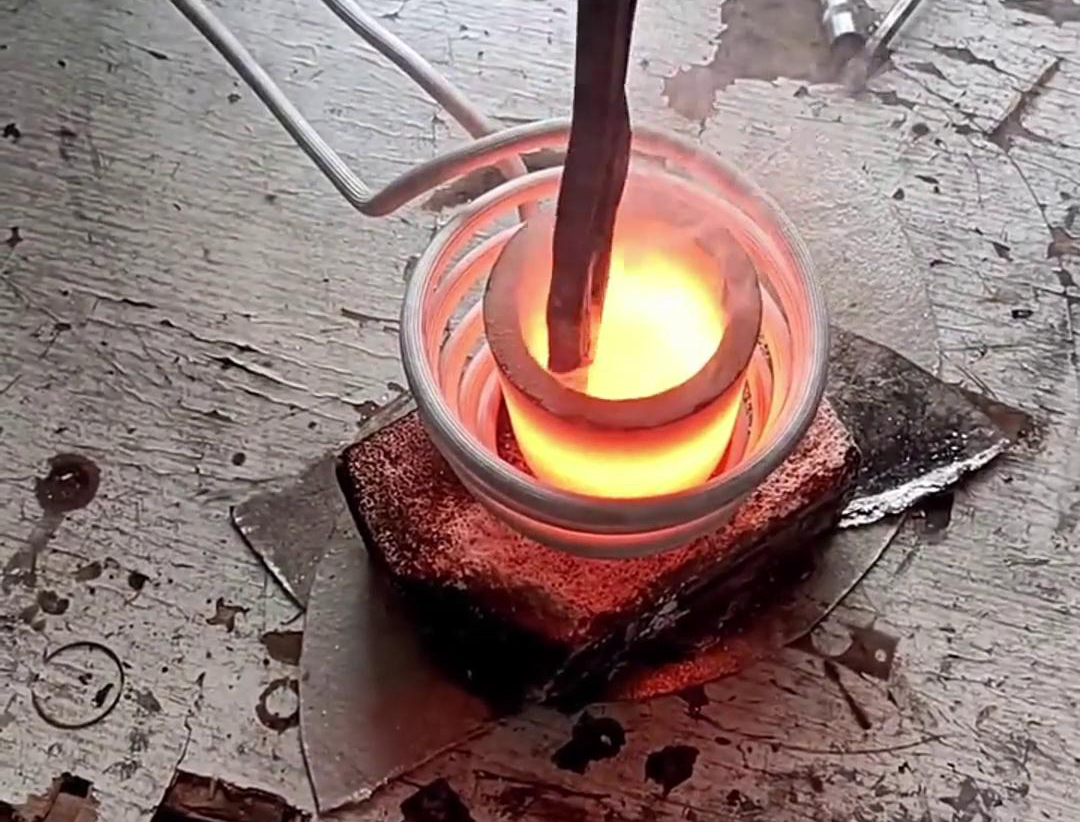 小型中頻熔煉爐具有體積小、重量輕、效率高、耗電少、熔化升溫快