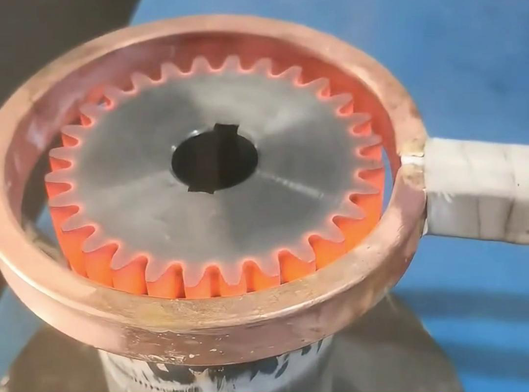 高頻淬火機(jī)以其高效、精確、節(jié)能、環(huán)保等優(yōu)點(diǎn)