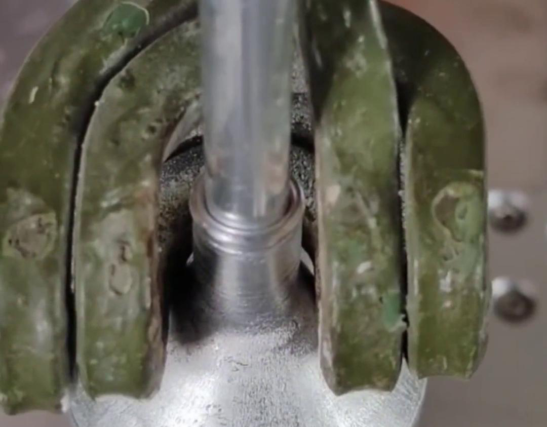 高頻機焊接鋁管具有速度快、精度高、強度高、環(huán)保節(jié)能