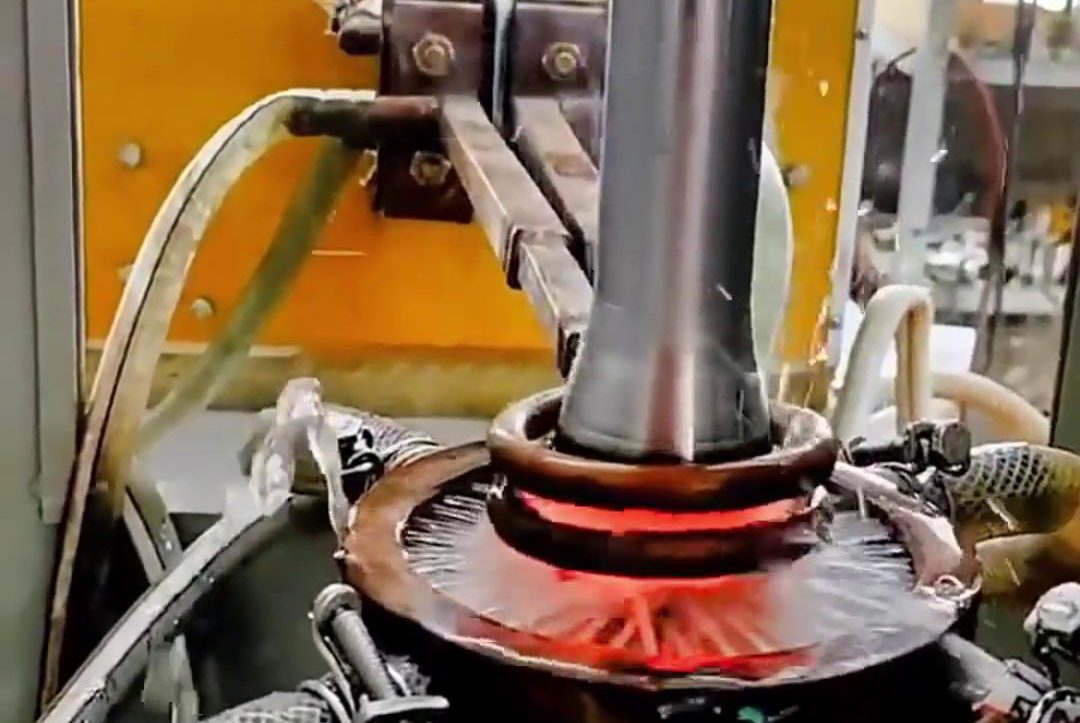 ?軸分段高頻淬火調試是一個相對復雜且技術性強的過程，涉及對淬火設備、淬火工藝參數(shù)以及材料特性的精確控制和調整