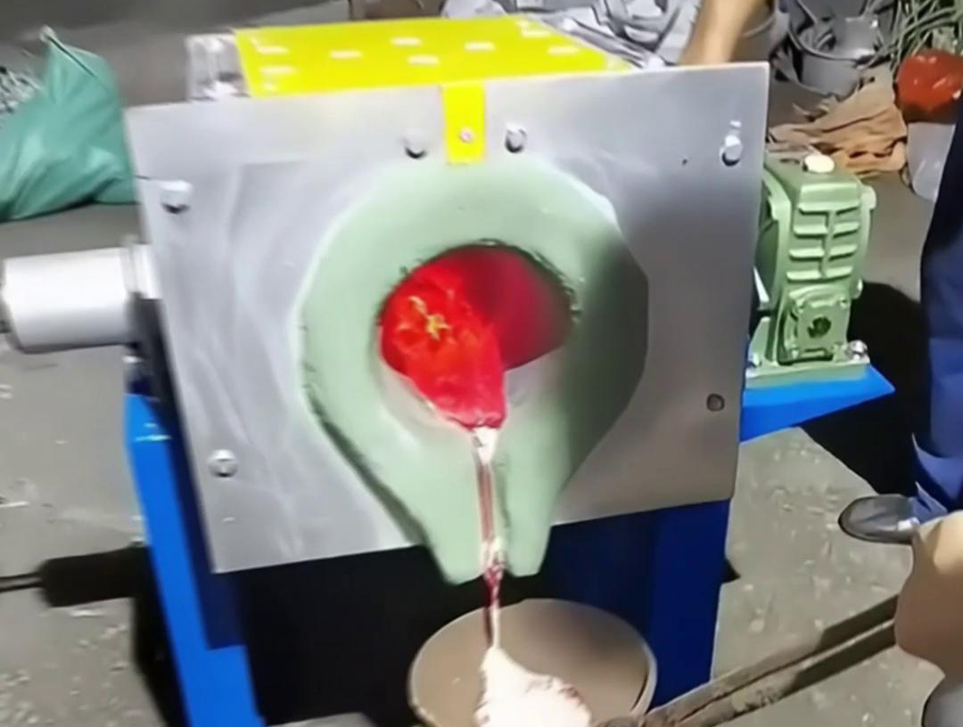 中頻熔鋁爐具有多種優(yōu)點，如體積小、重量輕、效率高、耗電少