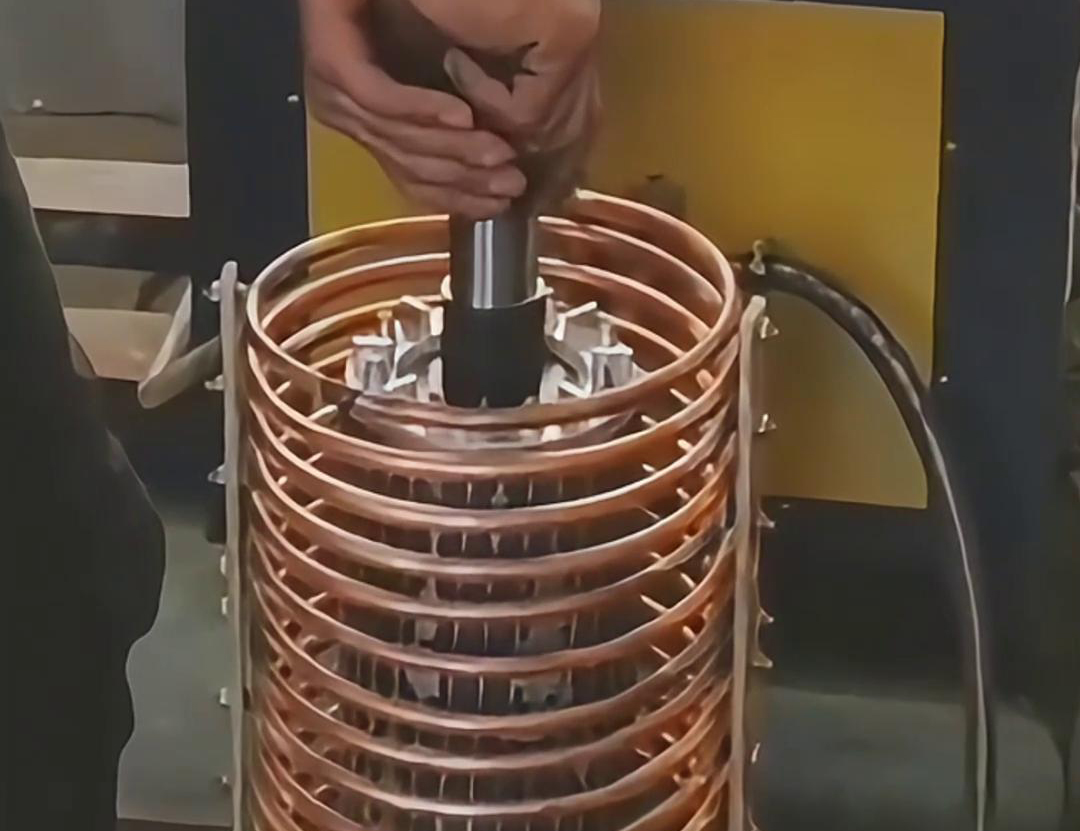 利用高頻電源控制電流對(duì)轉(zhuǎn)子進(jìn)行快速加熱，使其膨脹，然后將其裝配到定子中