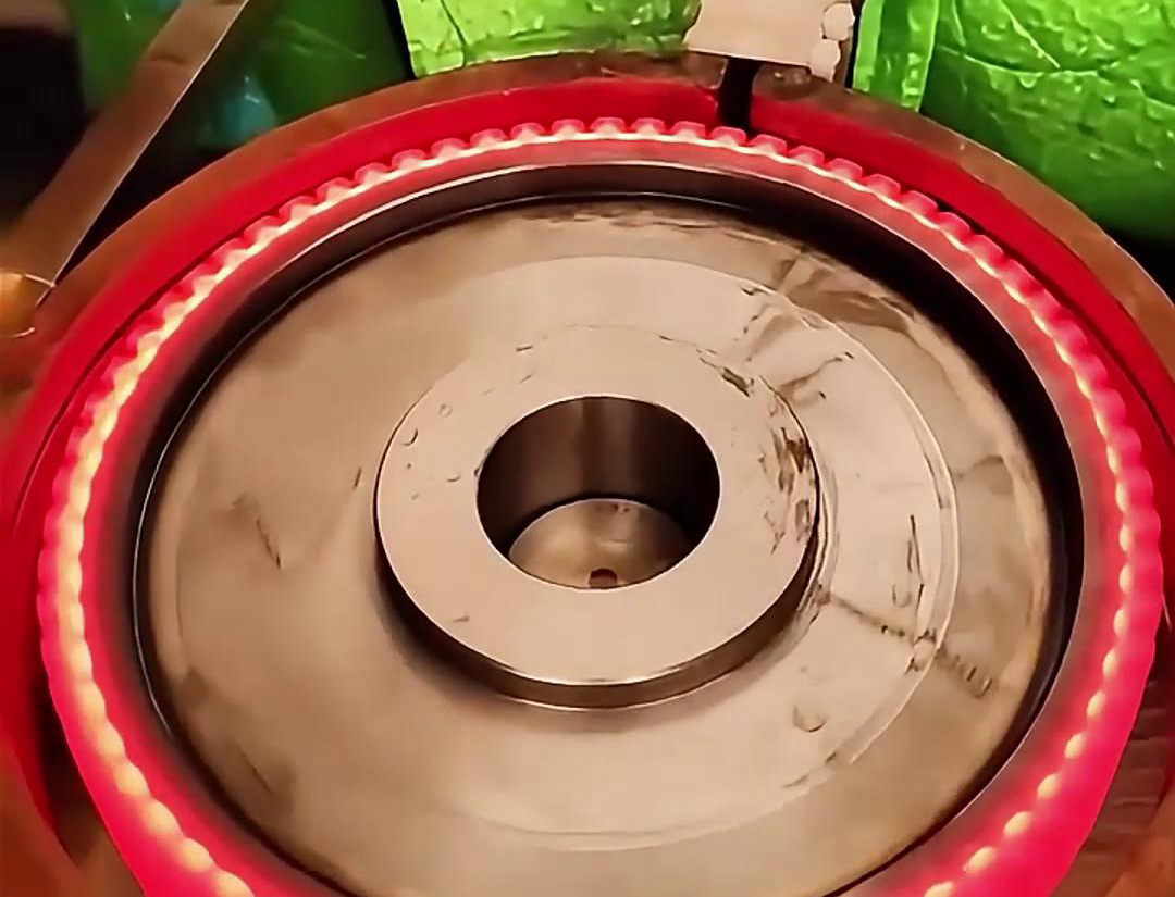 大型齒輪高頻淬火設(shè)備還可以根據(jù)具體需求進(jìn)行定制，以滿足不同齒輪材料和淬火工藝的要求