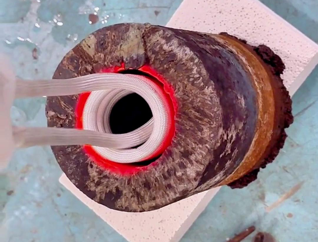 高頻內(nèi)孔加熱主要應(yīng)用于工件的淬火過程，使內(nèi)孔表面在短時(shí)間內(nèi)達(dá)到較高的溫度，以實(shí)現(xiàn)淬火效果