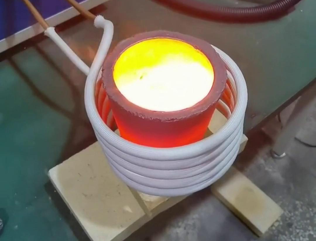 小型高頻熔鋁爐是一種高效、節(jié)能的熔煉設(shè)備，適用于鋁合金的快速熔化。