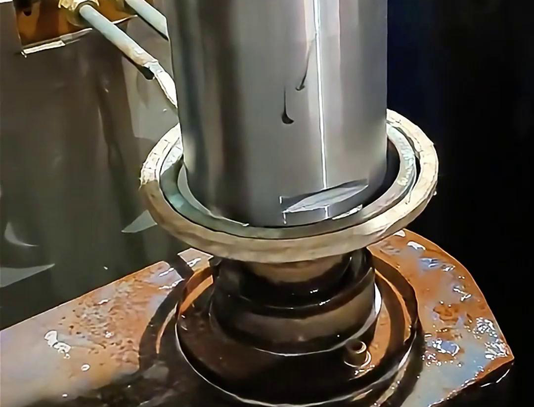 高頻淬火機(jī)床具有多個(gè)顯著的優(yōu)點(diǎn)，淬火速度快，通常只需幾秒鐘即可完成淬火過程