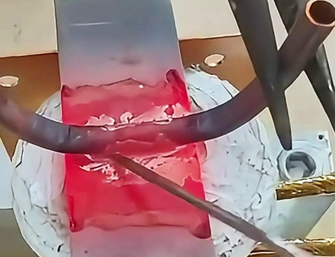 手持式高頻機利用高頻電流在工件中產生渦流，從而使銅件局部快速加熱至熔化狀態(tài)完成焊接