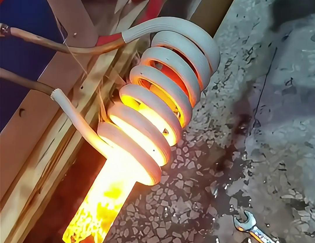 鐵棒的高頻加熱具有效率高、速度快、操作簡單等優(yōu)點，廣泛應用于金屬材料加工