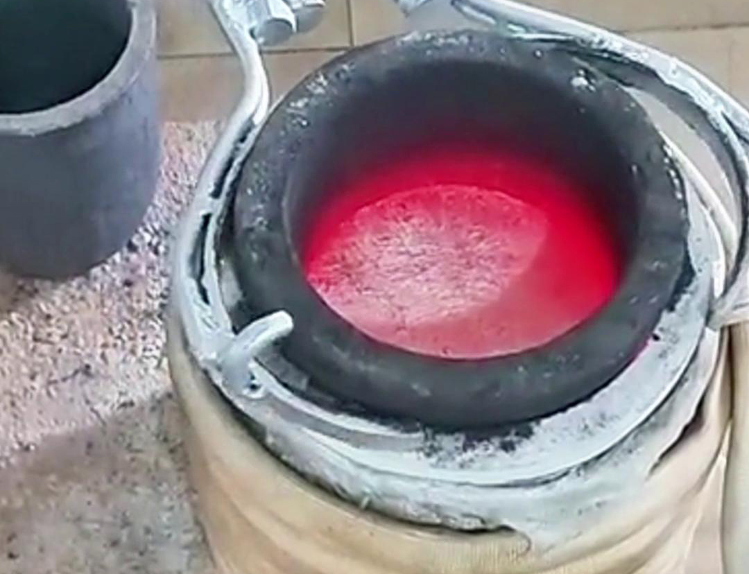 10公斤小型熔鋁爐采用中頻感應加熱電源是一種高效、環(huán)保、實用的熔煉方案，能夠滿足鋁材加工、鑄造等領域的生產(chǎn)需求。