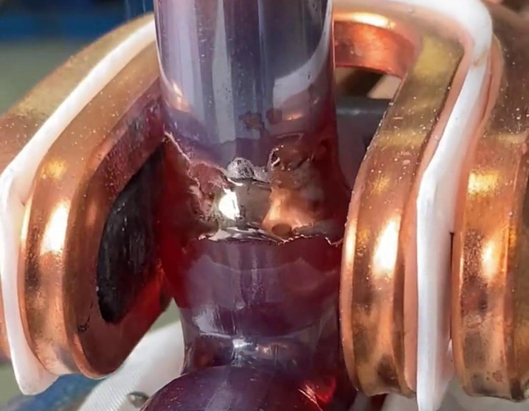 這就是手持式高頻焊機(jī)焊接銅管的效果，有了它，可以放棄大部分火焰焊接場(chǎng)合了