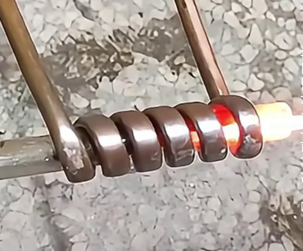 2.0鈦絲超高頻在線(xiàn)退火是一種特殊的熱處理工藝，用于改善鈦絲的性能和結(jié)構(gòu)